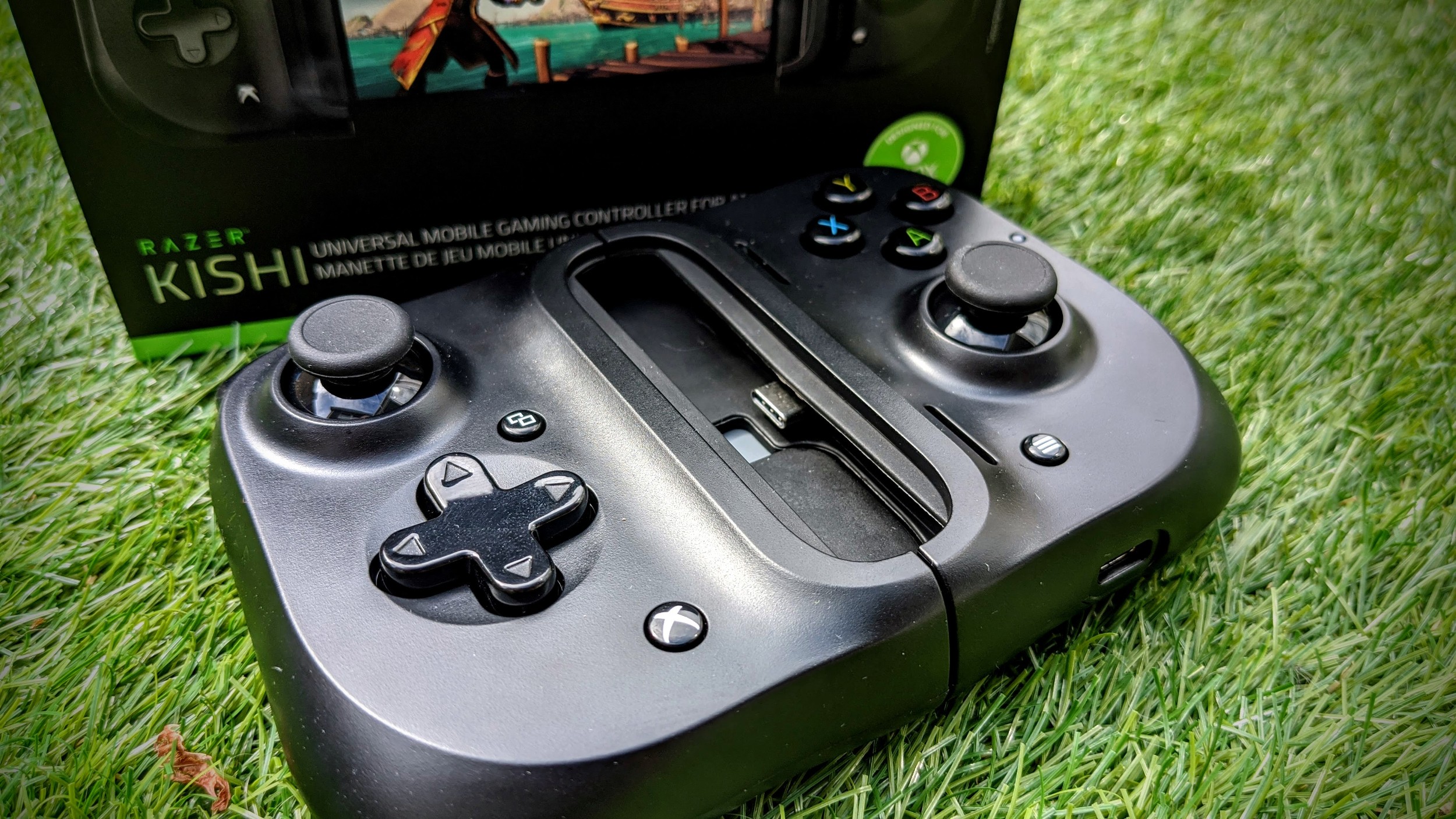Razer Kishi Review - A Great Gaming Controller for Android Smartphones